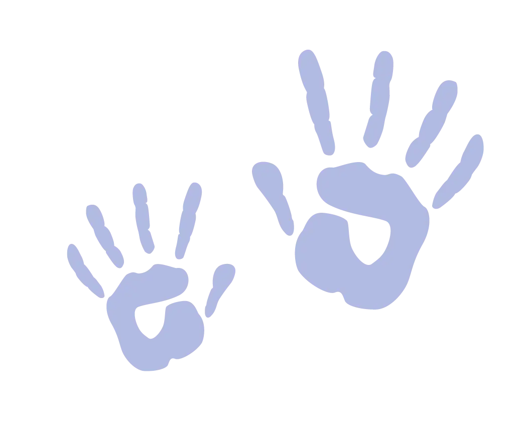 Abstrakte Handabdrücke eines Kindes und eines Erwachsenen in der blauen Unternehmensfarbe der Kinderarztpraxis in Hildesheim.